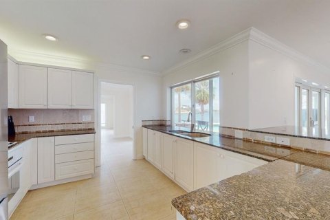 House in Saint Pete Beach, Florida 3 bedrooms, 214.14 sq.m. № 1876953 - photo 29