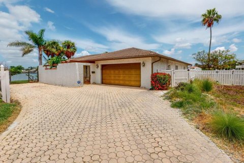 Villa ou maison à louer à Saint Pete Beach, Floride: 3 chambres, 214.14 m2 № 1876953 - photo 1
