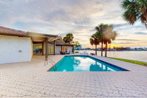 Villa ou maison à louer à Saint Pete Beach, Floride: 3 chambres, 214.14 m2 № 1876953 - photo 12