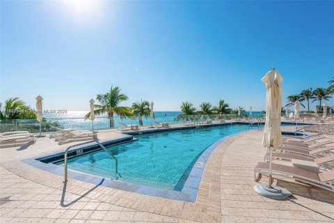 Condo in Sunny Isles Beach, Florida, 3 bedrooms  № 1809132 - photo 9