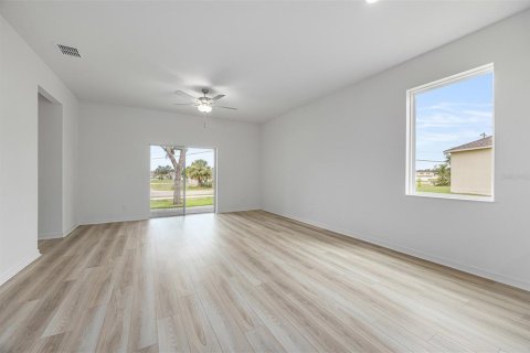 House in Poinciana, Florida 4 bedrooms, 171.96 sq.m. № 2233776 - photo 11