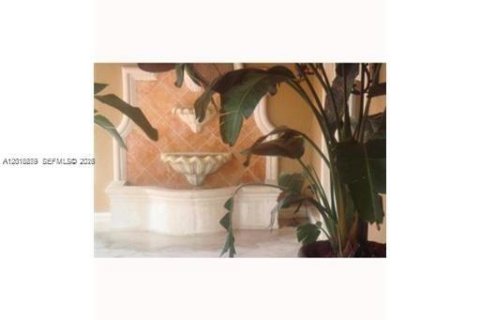House in Miami, Florida 5 bedrooms, 346.25 sq.m. № 2176095 - photo 7