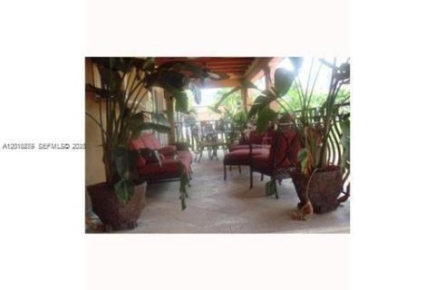 House in Miami, Florida 5 bedrooms, 346.25 sq.m. № 2176095 - photo 8
