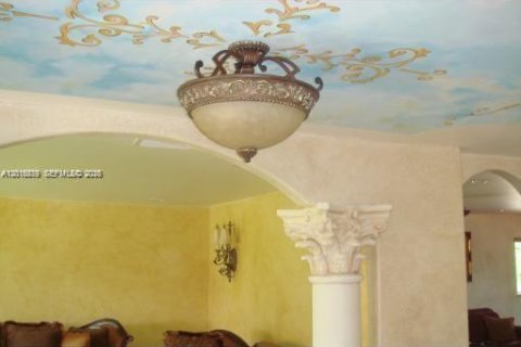 House in Miami, Florida 5 bedrooms, 346.25 sq.m. № 2176095 - photo 6