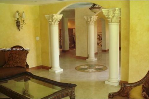 House in Miami, Florida 5 bedrooms, 346.25 sq.m. № 2176095 - photo 2