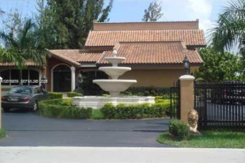 House in Miami, Florida 5 bedrooms, 346.25 sq.m. № 2176095