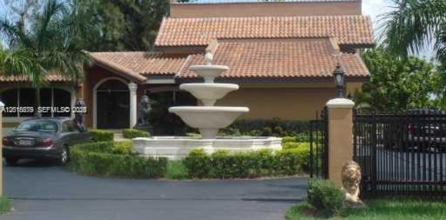 House in Miami, Florida 5 bedrooms, 346.25 sq.m. № 2176095