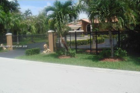 House in Miami, Florida 5 bedrooms, 346.25 sq.m. № 2176095 - photo 3