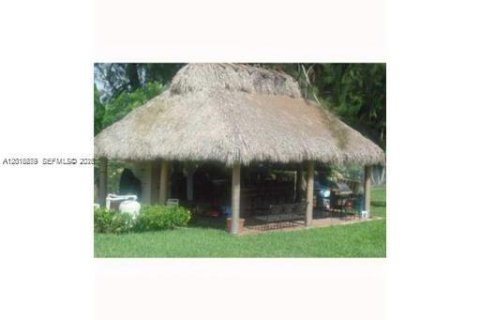 House in Miami, Florida 5 bedrooms, 346.25 sq.m. № 2176095 - photo 9