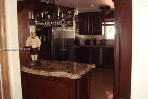 House in Miami, Florida 5 bedrooms, 346.25 sq.m. № 2176095 - photo 4