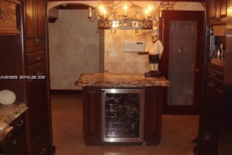 House in Miami, Florida 5 bedrooms, 346.25 sq.m. № 2176095 - photo 5