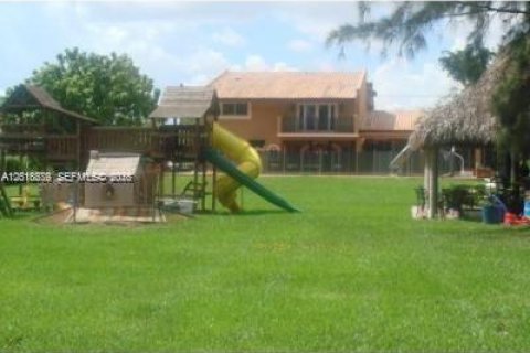 House in Miami, Florida 5 bedrooms, 346.25 sq.m. № 2176095 - photo 11