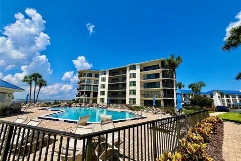 Condo in New Smyrna Beach, Florida, 3 bedrooms  № 1913845 - photo 1