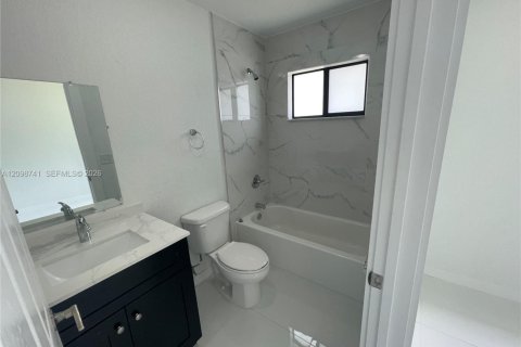 Villa ou maison à louer à Miami, Floride: 3 chambres, 81.29 m2 № 2394464 - photo 27