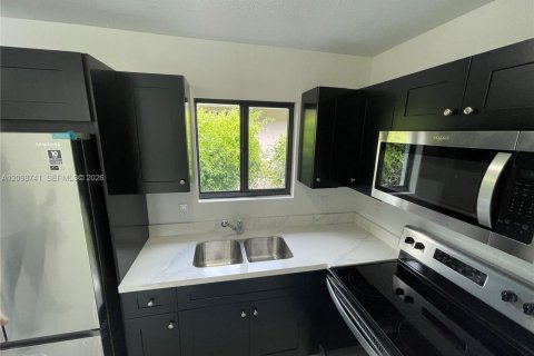Villa ou maison à louer à Miami, Floride: 3 chambres, 81.29 m2 № 2394464 - photo 11
