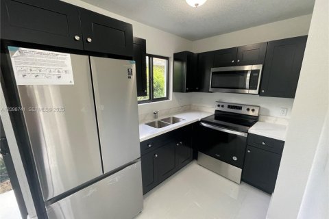 Villa ou maison à louer à Miami, Floride: 3 chambres, 81.29 m2 № 2394464 - photo 10