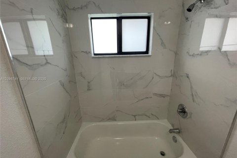 Villa ou maison à louer à Miami, Floride: 3 chambres, 81.29 m2 № 2394464 - photo 16