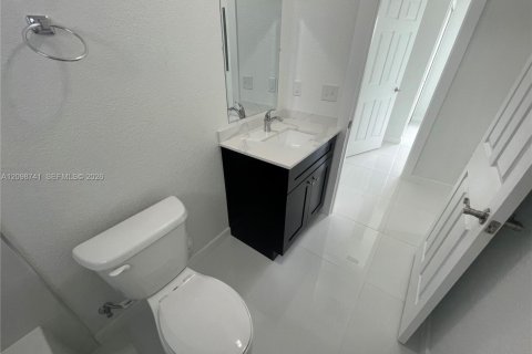 Villa ou maison à louer à Miami, Floride: 3 chambres, 81.29 m2 № 2394464 - photo 17