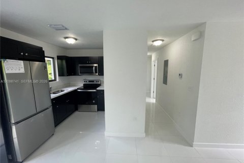 Villa ou maison à louer à Miami, Floride: 3 chambres, 81.29 m2 № 2394464 - photo 12