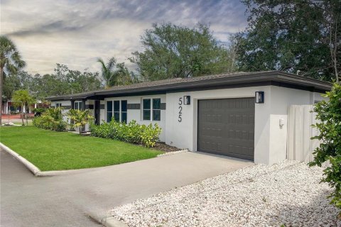 House in Saint Petersburg, Florida 3 bedrooms, 213.02 sq.m. № 1510035 - photo 3