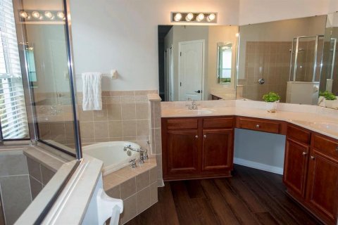 House in Tampa, Florida 4 bedrooms, 219.9 sq.m. № 1817371 - photo 9