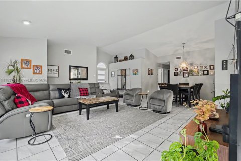 Villa ou maison à vendre à Pembroke Pines, Floride: 3 chambres, 165.55 m2 № 1990447 - photo 8