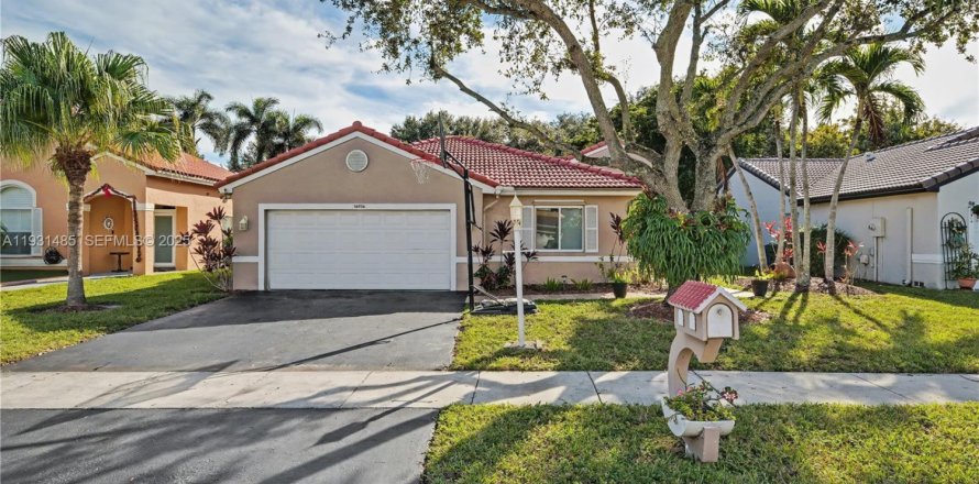 Villa ou maison à Pembroke Pines, Floride 3 chambres, 165.55 m2 № 1990447