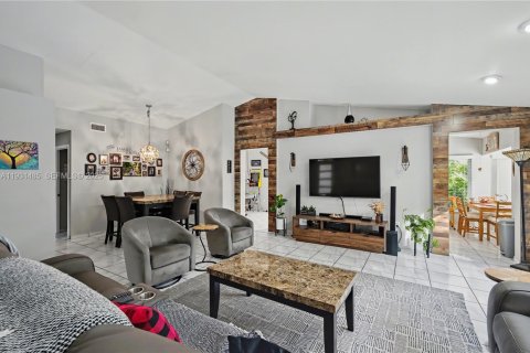 Villa ou maison à vendre à Pembroke Pines, Floride: 3 chambres, 165.55 m2 № 1990447 - photo 5