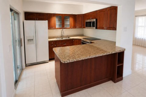 House in Hollywood, Florida 3 bedrooms, 151.99 sq.m. № 2083295 - photo 7