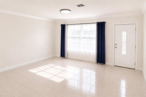 House in Hollywood, Florida 3 bedrooms, 151.99 sq.m. № 2083295 - photo 6