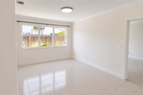 House in Hollywood, Florida 3 bedrooms, 151.99 sq.m. № 2083295 - photo 8