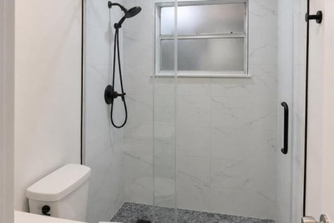 House in Hollywood, Florida 3 bedrooms, 151.99 sq.m. № 2083295 - photo 16