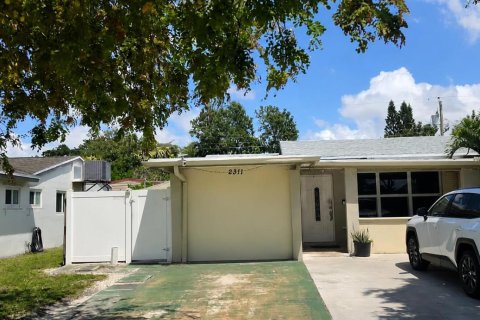 House in Hollywood, Florida 3 bedrooms, 151.99 sq.m. № 2083295