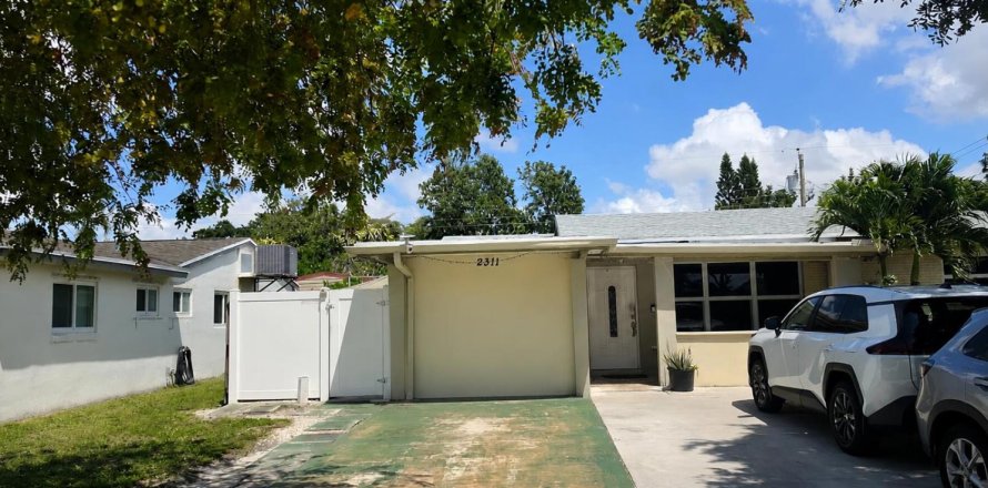 House in Hollywood, Florida 3 bedrooms, 151.99 sq.m. № 2083295