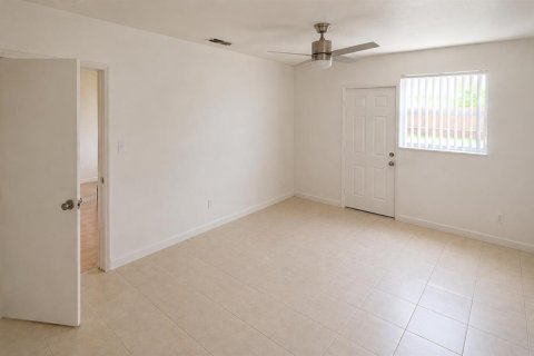 House in Hollywood, Florida 3 bedrooms, 151.99 sq.m. № 2083295 - photo 9