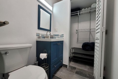 House in Hollywood, Florida 3 bedrooms, 151.99 sq.m. № 2083295 - photo 15