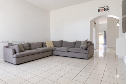 Casa en venta en Miami, Florida, 3 dormitorios, 180.14 m2 № 2363670 - foto 3