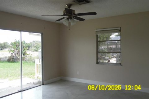 House in Deltona, Florida 3 bedrooms, 138.61 sq.m. № 1780813 - photo 7