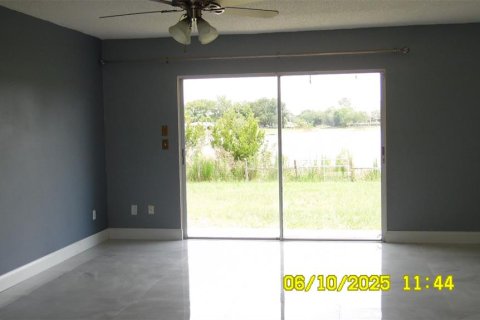 House in Deltona, Florida 3 bedrooms, 138.61 sq.m. № 1780813 - photo 4