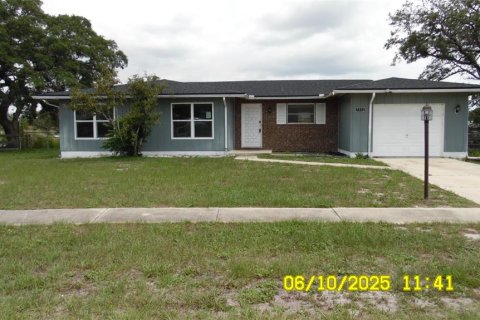 House in Deltona, Florida 3 bedrooms, 138.61 sq.m. № 1780813 - photo 1