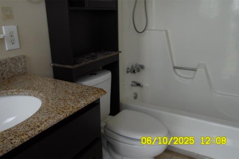 House in Deltona, Florida 3 bedrooms, 138.61 sq.m. № 1780813 - photo 6