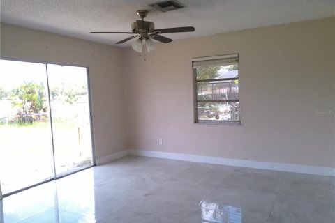 House in Deltona, Florida 3 bedrooms, 138.61 sq.m. № 1780813 - photo 12
