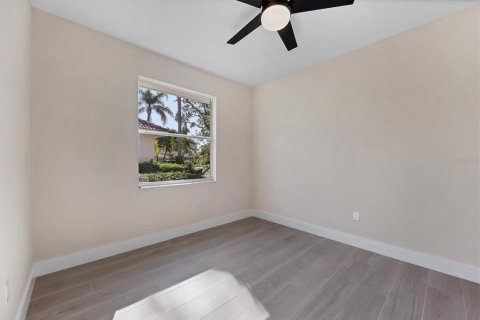 House in University Park, Florida 3 bedrooms, 241.27 sq.m. № 2379771 - photo 29