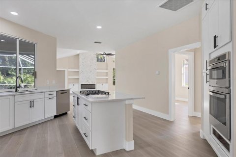 House in University Park, Florida 3 bedrooms, 241.27 sq.m. № 2379771 - photo 17