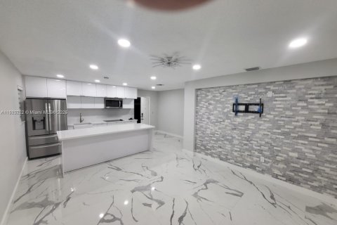 House in Hialeah, Florida 3 bedrooms, 95.22 sq.m. № 1753108 - photo 4