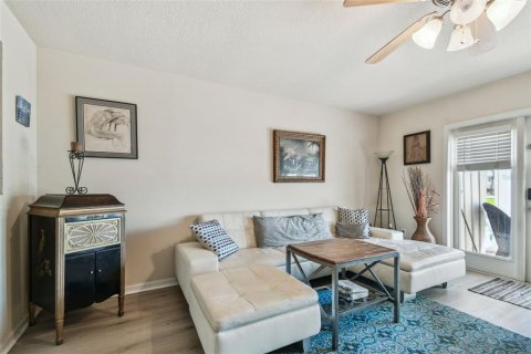 Condo in Saint Petersburg, Florida, 2 bedrooms  № 1556364 - photo 15