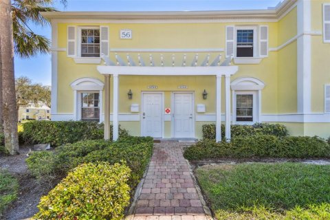 Condo in Saint Petersburg, Florida, 2 bedrooms  № 1556364 - photo 1