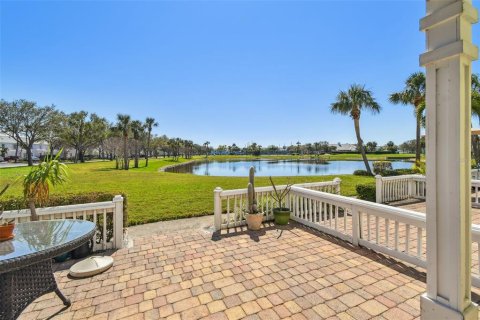 Condo in Saint Petersburg, Florida, 2 bedrooms  № 1556364 - photo 2