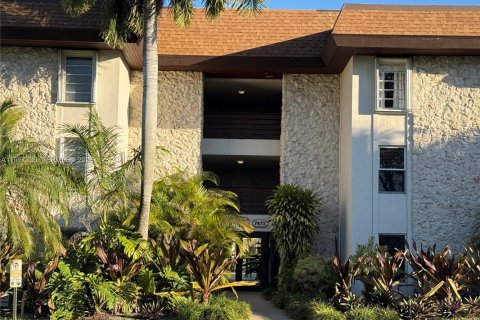 Condo in Miami, Florida, 1 bedroom  № 2024310 - photo 2