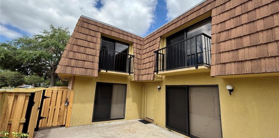 Townhouse in Orlando, Florida 2 bedrooms, 119.38 sq.m. № 2200424